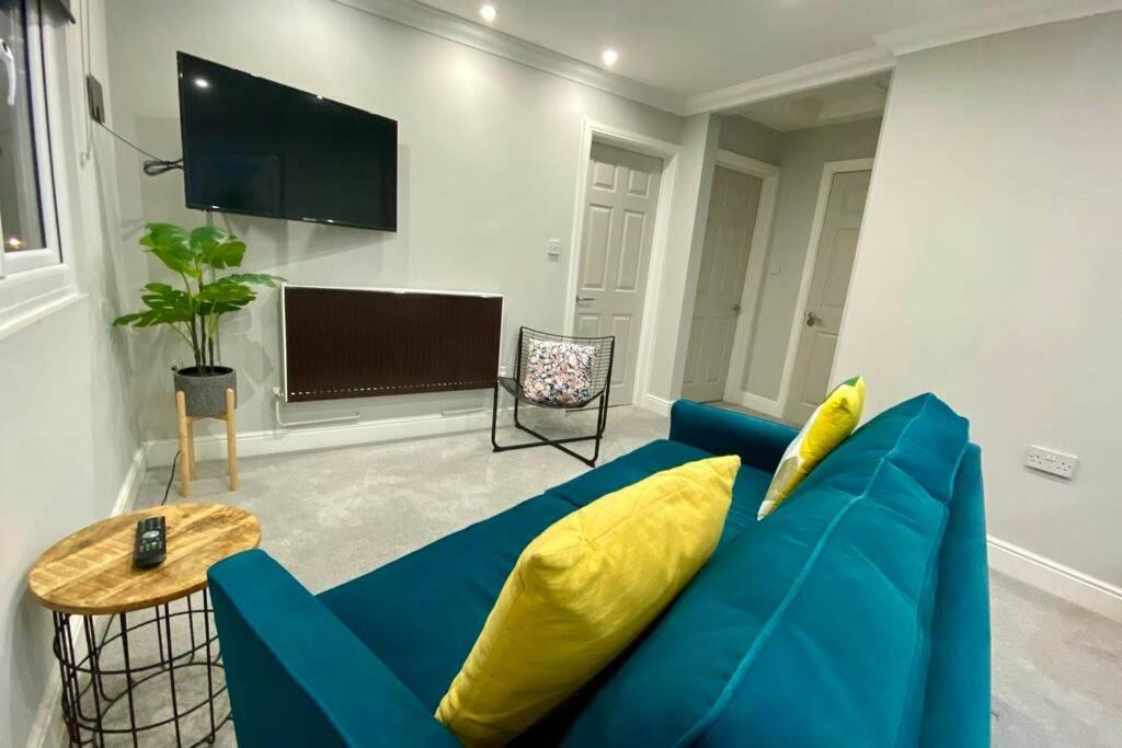 Stylish Two Bedroom Apartment Near Victoria Park Кардиф Екстериор снимка