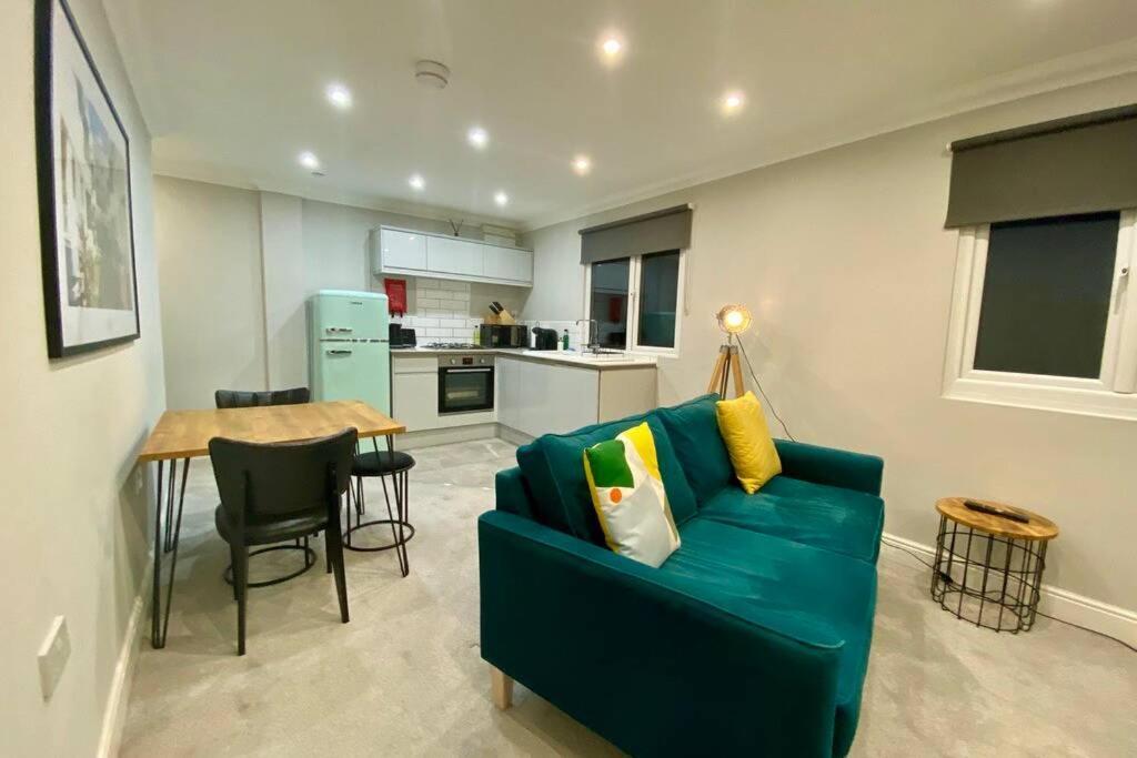 Stylish Two Bedroom Apartment Near Victoria Park Кардиф Екстериор снимка