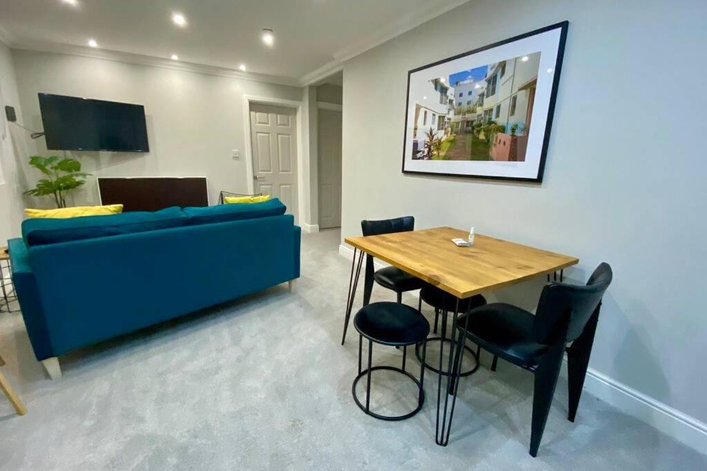 Stylish Two Bedroom Apartment Near Victoria Park Кардиф Екстериор снимка