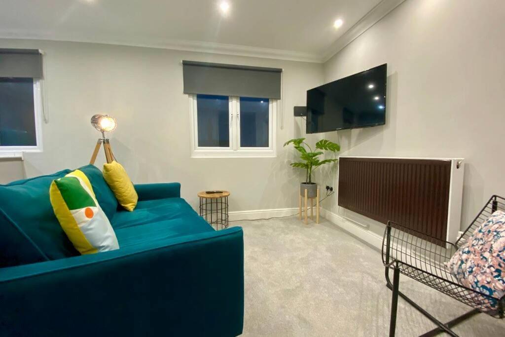 Stylish Two Bedroom Apartment Near Victoria Park Кардиф Екстериор снимка