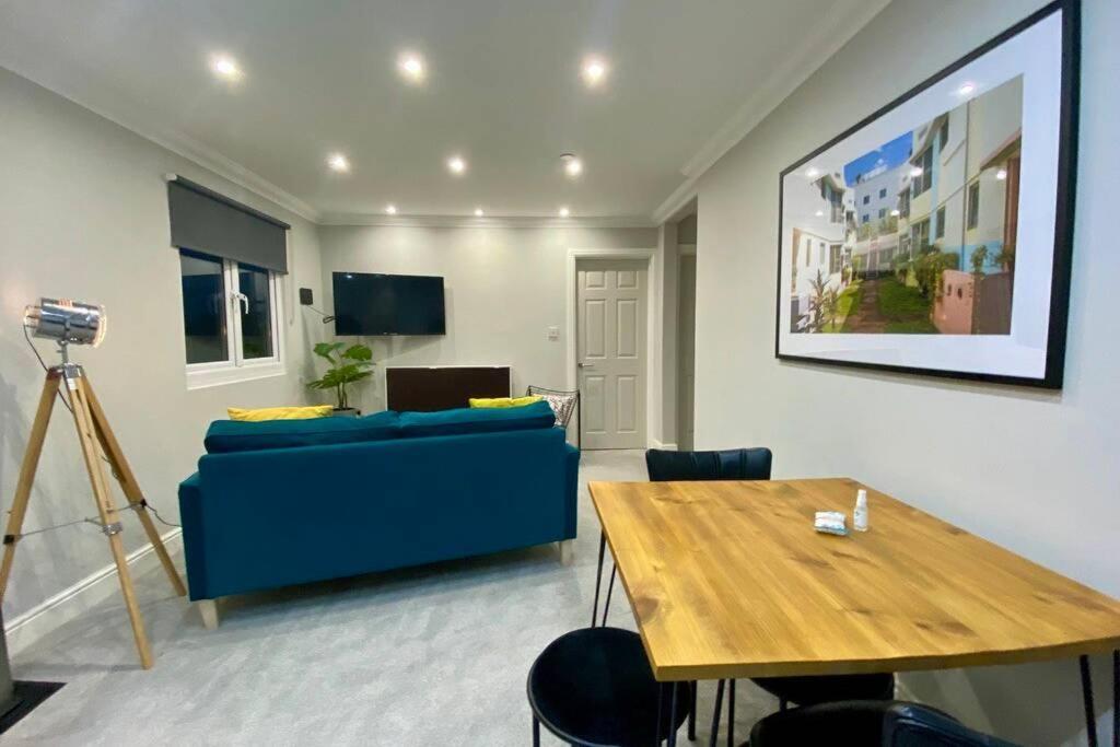 Stylish Two Bedroom Apartment Near Victoria Park Кардиф Екстериор снимка