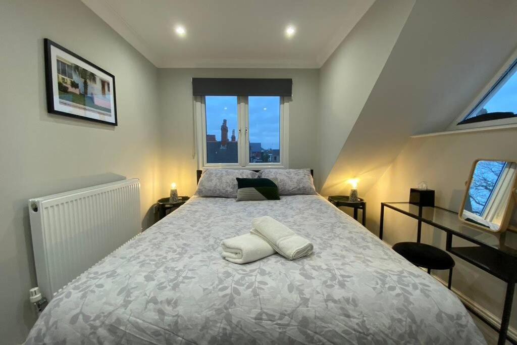 Stylish Two Bedroom Apartment Near Victoria Park Кардиф Екстериор снимка