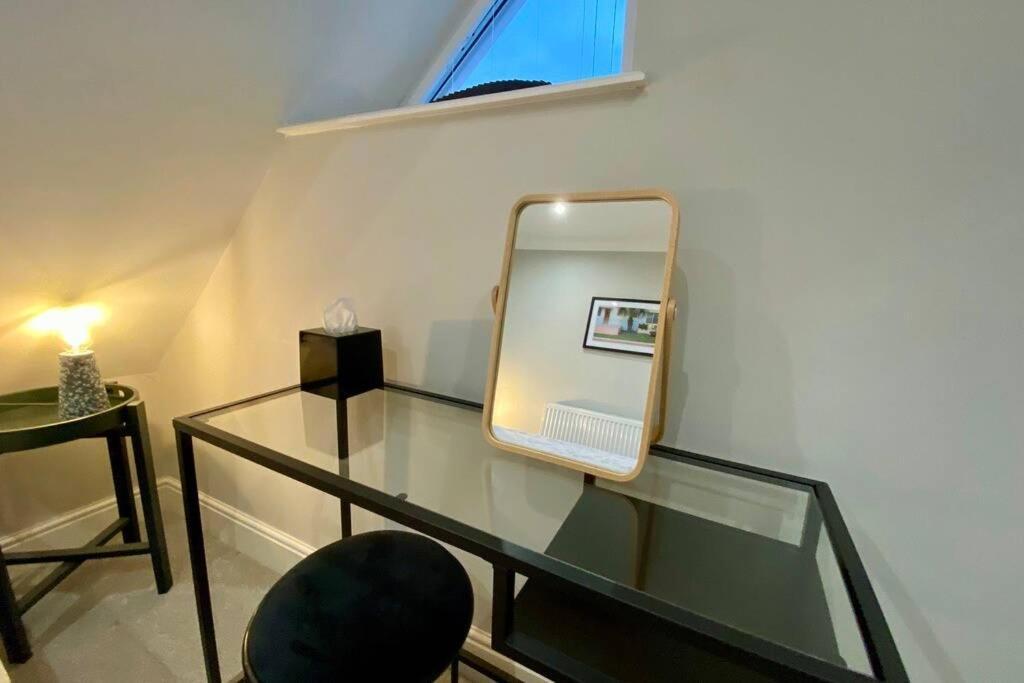 Stylish Two Bedroom Apartment Near Victoria Park Кардиф Екстериор снимка