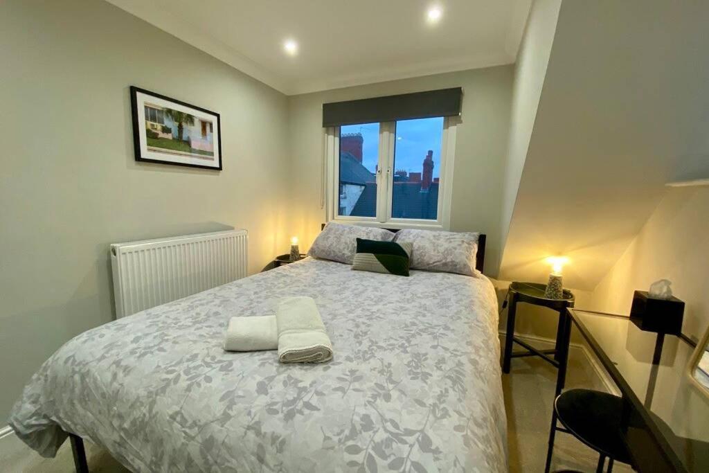 Stylish Two Bedroom Apartment Near Victoria Park Кардиф Екстериор снимка