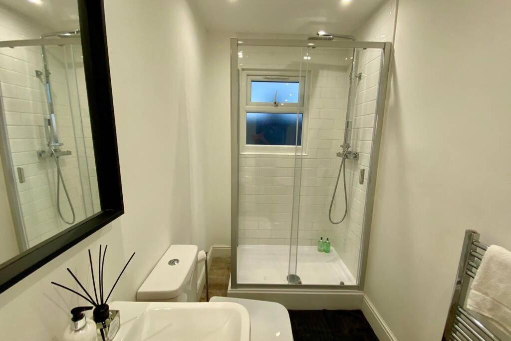 Stylish Two Bedroom Apartment Near Victoria Park Кардиф Екстериор снимка