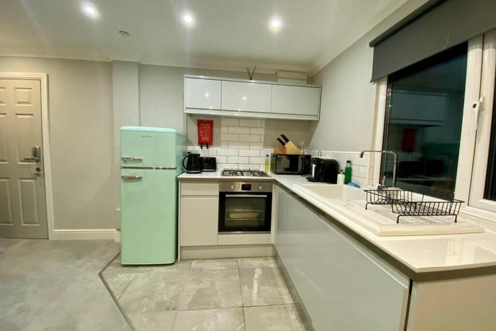 Stylish Two Bedroom Apartment Near Victoria Park Кардиф Екстериор снимка