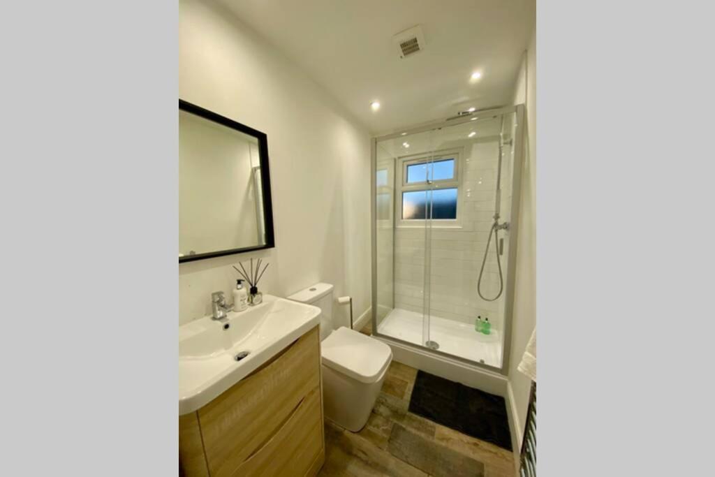 Stylish Two Bedroom Apartment Near Victoria Park Кардиф Екстериор снимка